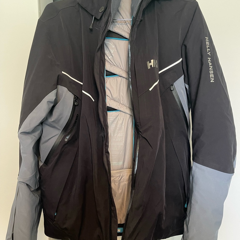 BNWOT Helly Hansen Black and Gray Men's Snow Jacket